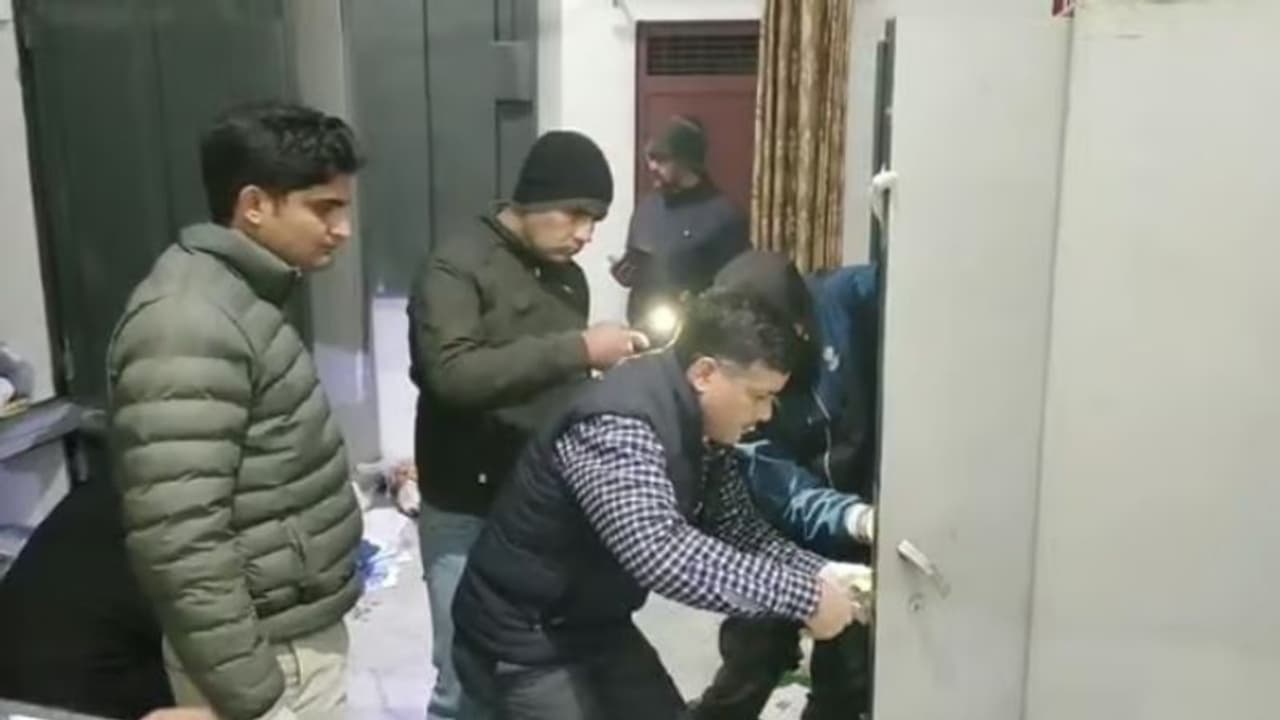 ആര്എസ്എസ് നേതാവിനെയും ദത്തുപുത്രിയെയും കൊന്നത് മകന്, അറസ്റ്റ്; 'കാരണം കേട്ട് ഞെട്ടി കുടുംബം' ആര്എസ്എസ് നേതാവിനെയും ദത്തുപുത്രിയെയും കൊന്നത് മകന്, അറസ്റ്റ്; 'കാരണം കേട്ട് ഞെട്ടി കുടുംബം'