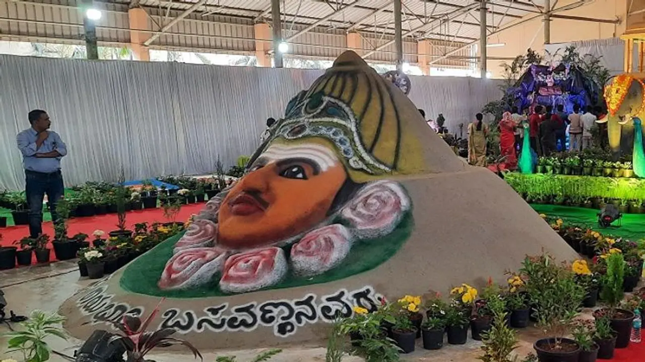 ಗದಗನಲ್ಲಿ ಗಮನ ಸೆಳೆದ ಫಲಪುಷ್ಪ ಪ್ರದರ್ಶನ: ಹೂವಿನ ಚಿತ್ತಾರದಲ್ಲಿ ಅರಳಿದ ಸಾಂಸ್ಕೃತಿಕ ರಾಯಭಾರಿ ಬಸವಣ್ಣ..! ಗದಗನಲ್ಲಿ ಗಮನ ಸೆಳೆದ ಫಲಪುಷ್ಪ ಪ್ರದರ್ಶನ: ಹೂವಿನ ಚಿತ್ತಾರದಲ್ಲಿ ಅರಳಿದ ಸಾಂಸ್ಕೃತಿಕ ರಾಯಭಾರಿ ಬಸವಣ್ಣ..!