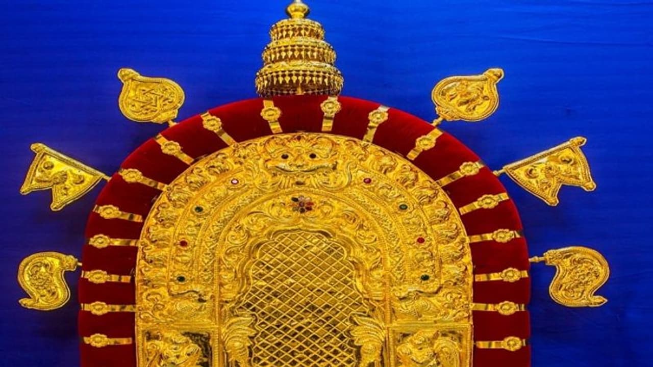 ಉಡುಪಿ: ಅಯೋಧ್ಯೆ ಬಾಲರಾಮನಿಗೆ ಚಿನ್ನದ ಪ್ರಭಾವಳಿ ಸಮರ್ಪಣೆ ಉಡುಪಿ: ಅಯೋಧ್ಯೆ ಬಾಲರಾಮನಿಗೆ ಚಿನ್ನದ ಪ್ರಭಾವಳಿ ಸಮರ್ಪಣೆ