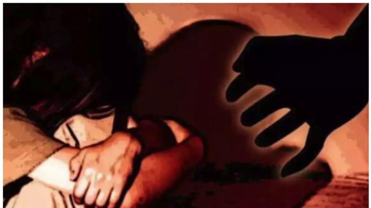 മൂന്നു വയസുകാരിയെ ബന്ധു പീഡിപ്പിച്ചു, പൊലീസിൽ അറിയിച്ചത് 13കാരി; അറസ്റ്റ്