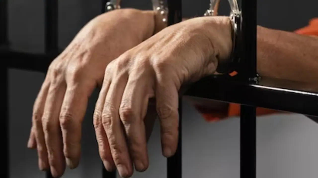 വീട്ടമ്മയെ പൊതുസ്ഥലത്തുവച്ച് കയറിപ്പിടിച്ചു, യുവാവിന് ആറുമാസം തടവും പിഴയും