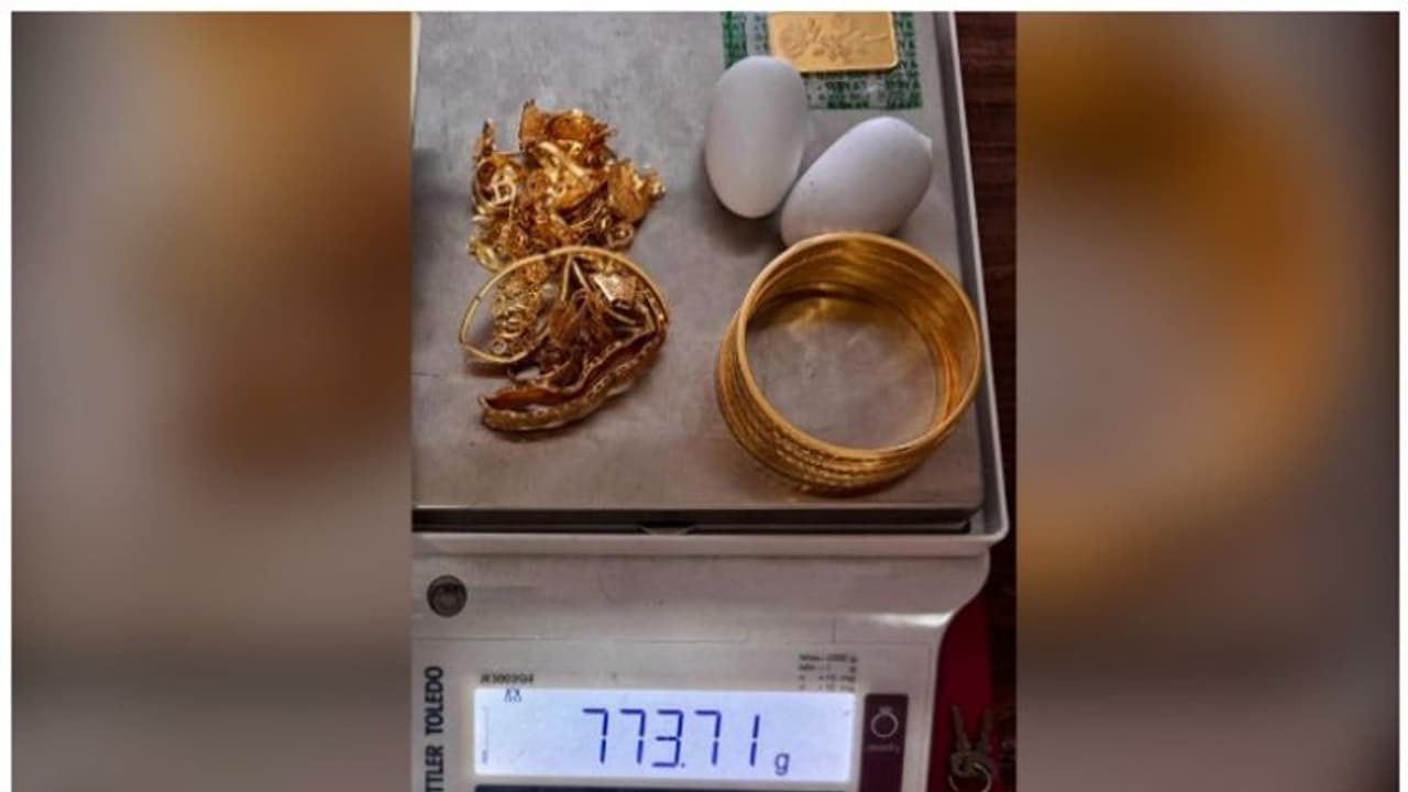 ജിദ്ദയിൽ നിന്നെത്തിയ യാത്രക്കാരനിൽ ആഭരണങ്ങള്ക്ക് പുറമെ അര കിലോയോളം വരുന്ന 'ക്യാപ്സ്യൂളുകളും' ജിദ്ദയിൽ നിന്നെത്തിയ യാത്രക്കാരനിൽ ആഭരണങ്ങള്ക്ക് പുറമെ അര കിലോയോളം വരുന്ന 'ക്യാപ്സ്യൂളുകളും'