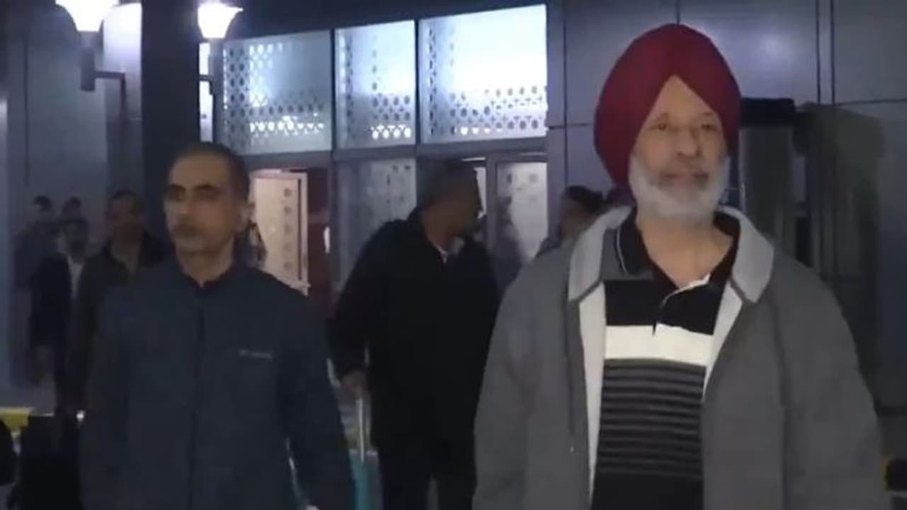 8 Indian Navy veterans released from Qatar jail, chant 'Bharat Mata Ki Jai' upon landing in New Delhi (WATCH) 8 Indian Navy veterans released from Qatar jail, chant 'Bharat Mata Ki Jai' upon landing in New Delhi (WATCH)