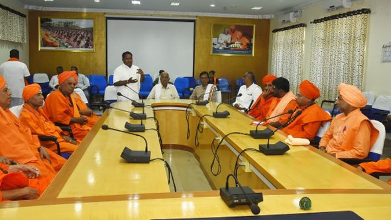  ಹಿಂದೂ ಜನರನ್ನು ಸಾಧು ಸಂತರ ಎಚ್ಚರಿಸುತ್ತಿದ್ದಾರೆ: ಮನೋಹರ್‌ ಮಠದ್‌