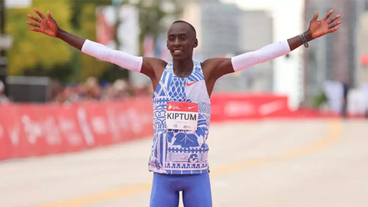 Kenya's Kelvin Kiptum: ಮ್ಯಾರಥಾನ್ನಲ್ಲಿ ವಿಶ್ವದಾಖಲೆ ನಿರ್ಮಿಸಿದ್ದ ಅಥ್ಲೀಟ್ ಅಪಘಾತದಲ್ಲಿ ದುರ್ಮರಣ..! Kenya's Kelvin Kiptum: ಮ್ಯಾರಥಾನ್ನಲ್ಲಿ ವಿಶ್ವದಾಖಲೆ ನಿರ್ಮಿಸಿದ್ದ ಅಥ್ಲೀಟ್ ಅಪಘಾತದಲ್ಲಿ ದುರ್ಮರಣ..!