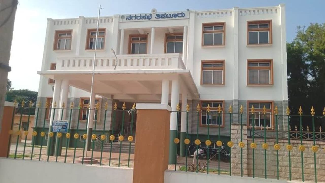 ತಿಪಟೂರು: ಜನರು ನೀರಿಗಾಗಿ ಬೀದಿ ಬೀದಿ ಅಲೆದಾಟ