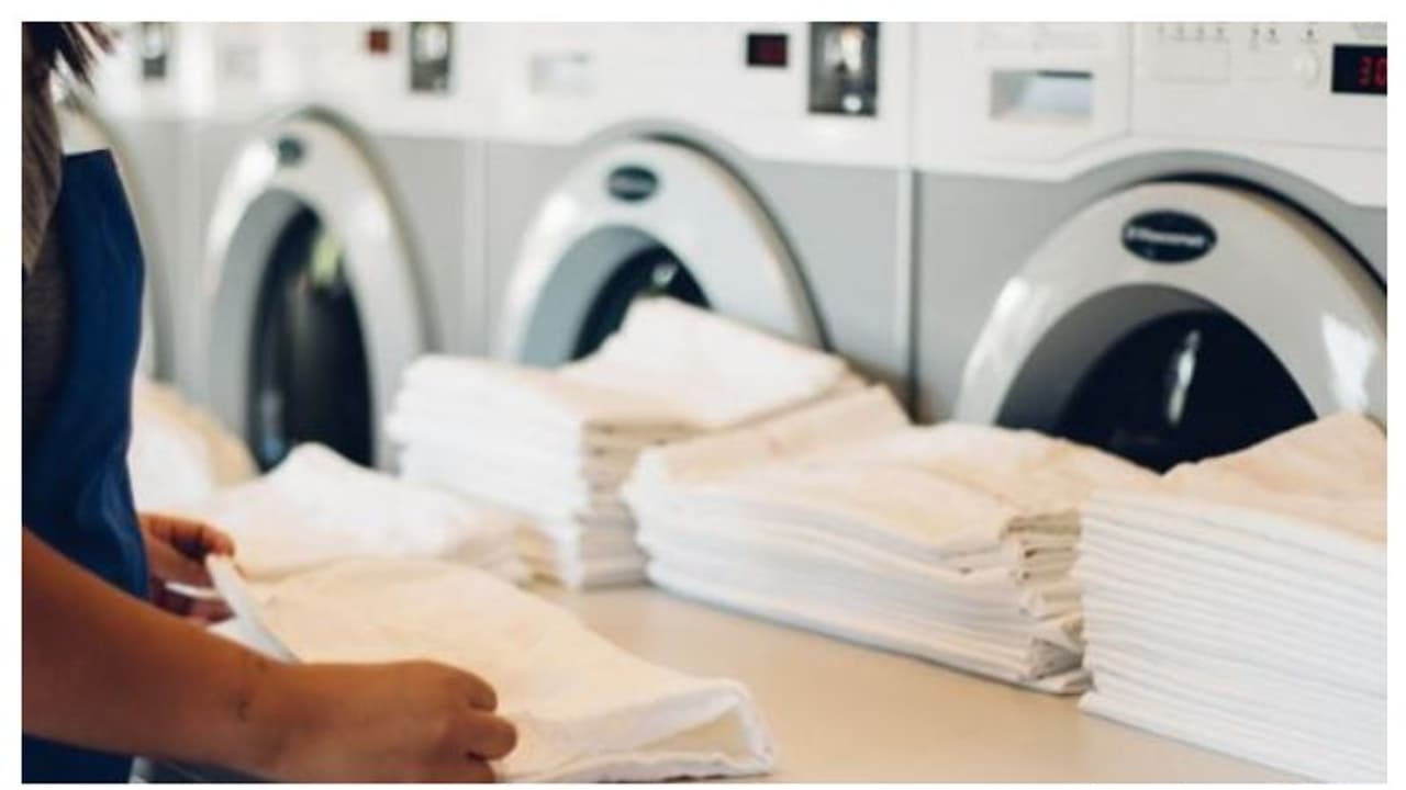 ലോൺഡ്രി സര്വീസ്; പുരുഷന്മാർക്ക് വസ്ത്രം മാറാൻ പ്രത്യേക മുറി, നിബന്ധനകൾ വ്യക്തമാക്കി സൗദി മന്ത്രാലയം ലോൺഡ്രി സര്വീസ്; പുരുഷന്മാർക്ക് വസ്ത്രം മാറാൻ പ്രത്യേക മുറി, നിബന്ധനകൾ വ്യക്തമാക്കി സൗദി മന്ത്രാലയം