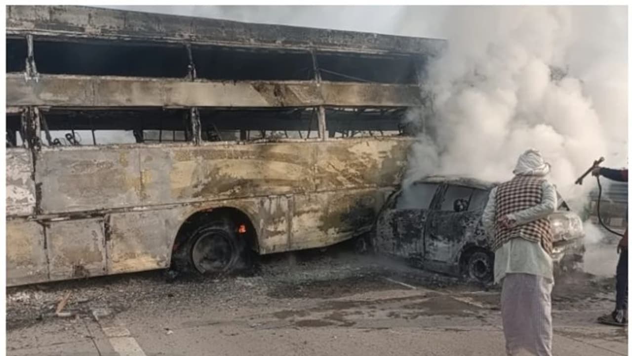 നിയന്ത്രണം വിട്ട് ഡിവൈഡറിലേക്ക് ഇടിച്ചുകയറിയ ബസിലേക്ക് കാര് പാഞ്ഞുകയറി; അഞ്ച് മരണം നിയന്ത്രണം വിട്ട് ഡിവൈഡറിലേക്ക് ഇടിച്ചുകയറിയ ബസിലേക്ക് കാര് പാഞ്ഞുകയറി; അഞ്ച് മരണം