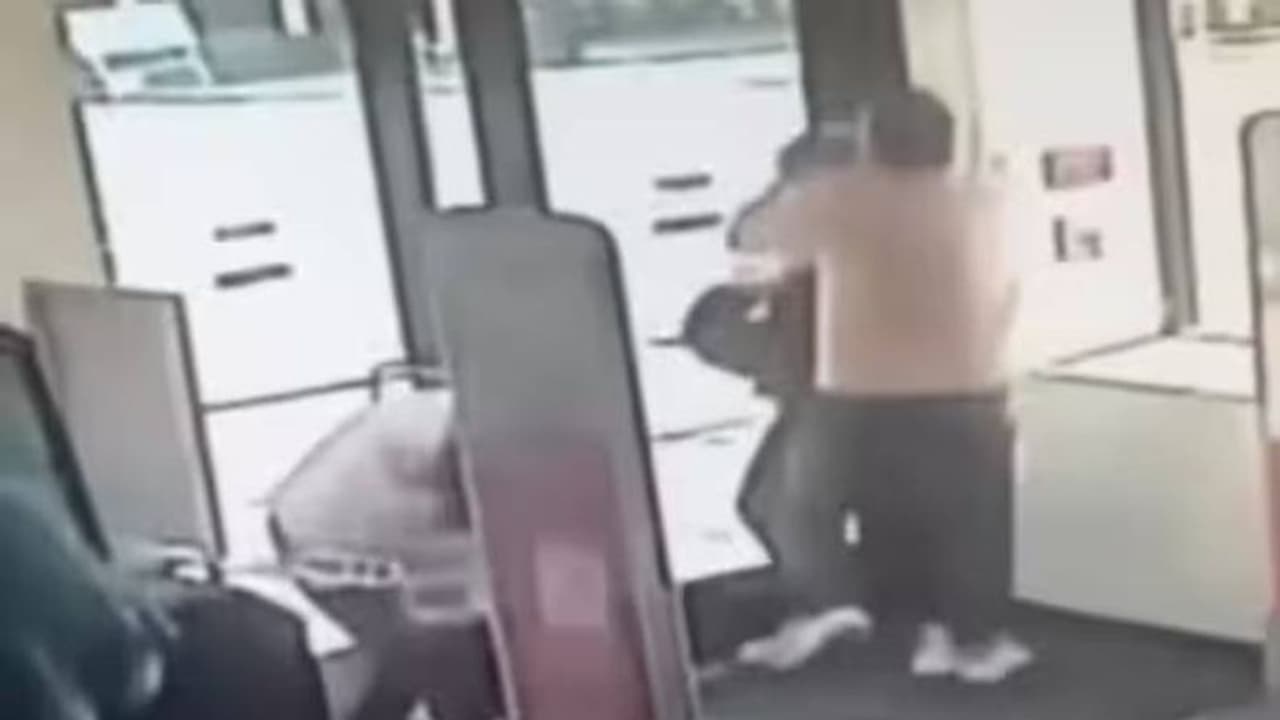 പട്ടാപ്പകൽ അച്ഛനും അമ്മയ്ക്കുമൊപ്പമെത്തിയ കുട്ടിയെ തട്ടിക്കൊണ്ടുപോകാൻ ശ്രമം, ഞെട്ടിക്കുന്ന വീഡിയോ പട്ടാപ്പകൽ അച്ഛനും അമ്മയ്ക്കുമൊപ്പമെത്തിയ കുട്ടിയെ തട്ടിക്കൊണ്ടുപോകാൻ ശ്രമം, ഞെട്ടിക്കുന്ന വീഡിയോ