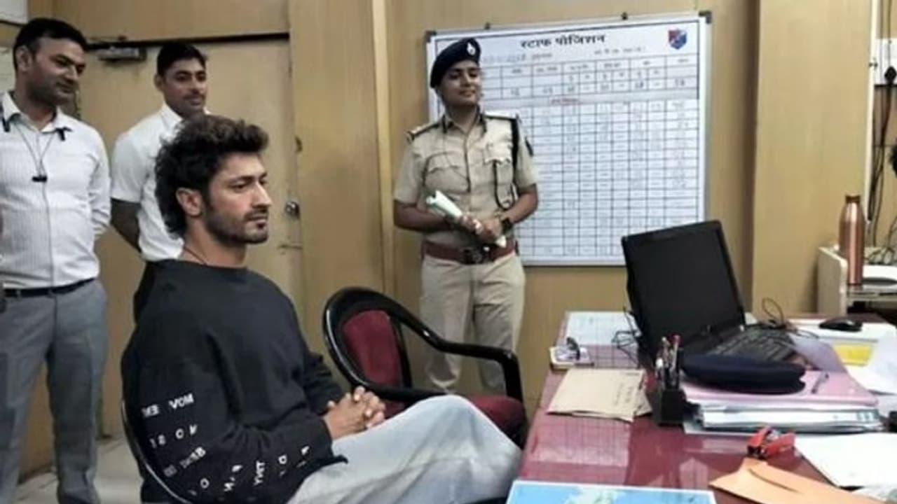 పోలీసుల అదుపులో విద్యుత్ జమ్వాల్, బాలీవుడ్ హీరో అంత పనిచేశాడా..? పోలీసుల అదుపులో విద్యుత్ జమ్వాల్, బాలీవుడ్ హీరో అంత పనిచేశాడా..?