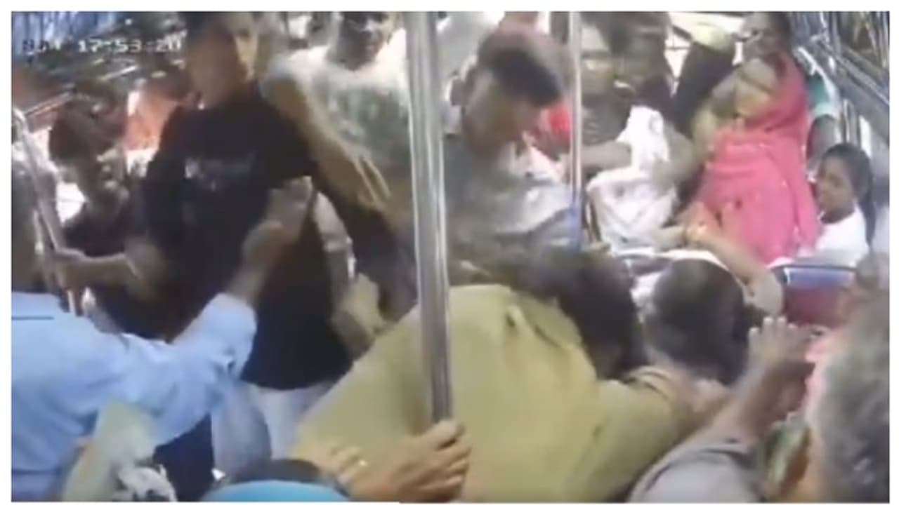 ബസ് യാത്രക്കാരിയെ ശല്യം ചെയ്തു; കണ്ടക്ടറെ പൊതിരെ തല്ലുന്ന യാത്രക്കാരുടെ വീഡിയോ വൈറല്‍ !