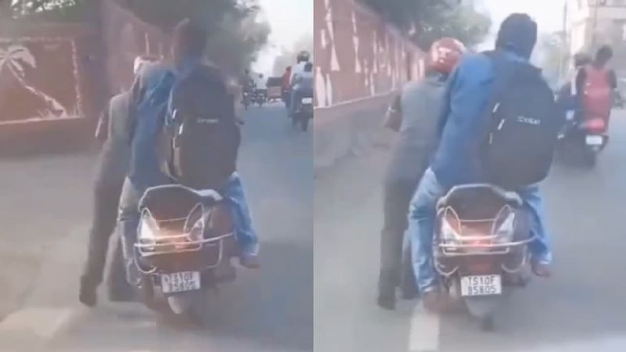 Rapido: పెట్రోల్ అయిపోయిందన్నా.. బైక్ దిగని కస్టమర్.. తోసుకుంటూ వెళ్లిన ర్యాపిడో డ్రైవర్.. వీడియో వైరల్