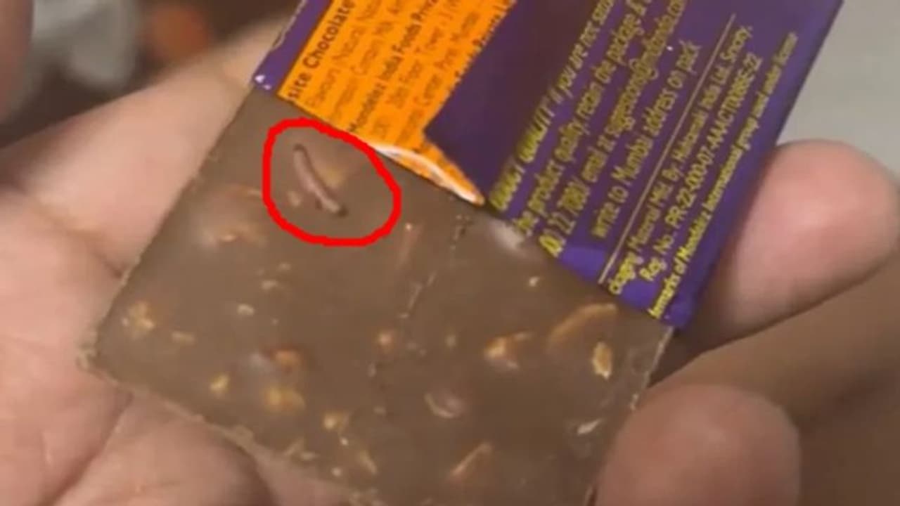 டெய்ரி மில்க் சாக்லேட்டில் உயிருடன் இருந்த புழு!