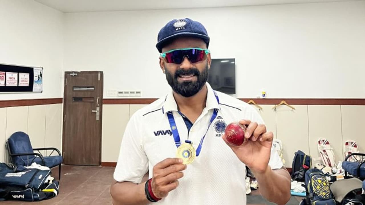 ഓവറിലെ തുടർച്ചയായ നാല് പന്തിലും വിക്കറ്റ്; രഞ്ജി ട്രോഫിയില് ആ അത്ഭുതം സംഭവിച്ചു! വീഡിയോ ഓവറിലെ തുടർച്ചയായ നാല് പന്തിലും വിക്കറ്റ്; രഞ്ജി ട്രോഫിയില് ആ അത്ഭുതം സംഭവിച്ചു! വീഡിയോ