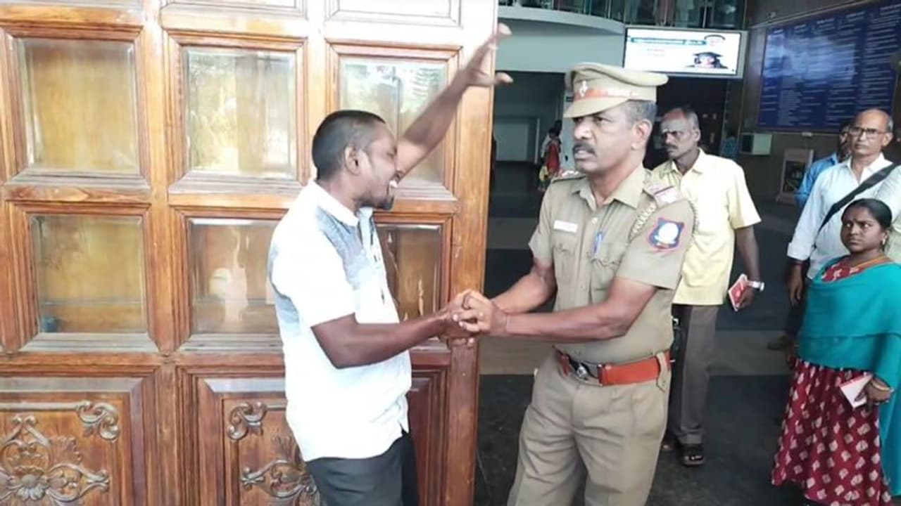 இரட்டை குழந்தைகளுடன் தம்பதி தற்கொலை முயற்சி; சேலம் ஆட்சியர் அலுவலகத்தில் பரபரப்பு