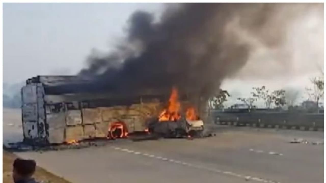 കാറും ബസും കൂട്ടിയിടിച്ചു, ഇരുവാഹനങ്ങൾക്കും തീപിടിച്ച് 5 മരണം: മരിച്ചത് കാറിലുണ്ടായിരുന്നവർ കാറും ബസും കൂട്ടിയിടിച്ചു, ഇരുവാഹനങ്ങൾക്കും തീപിടിച്ച് 5 മരണം: മരിച്ചത് കാറിലുണ്ടായിരുന്നവർ