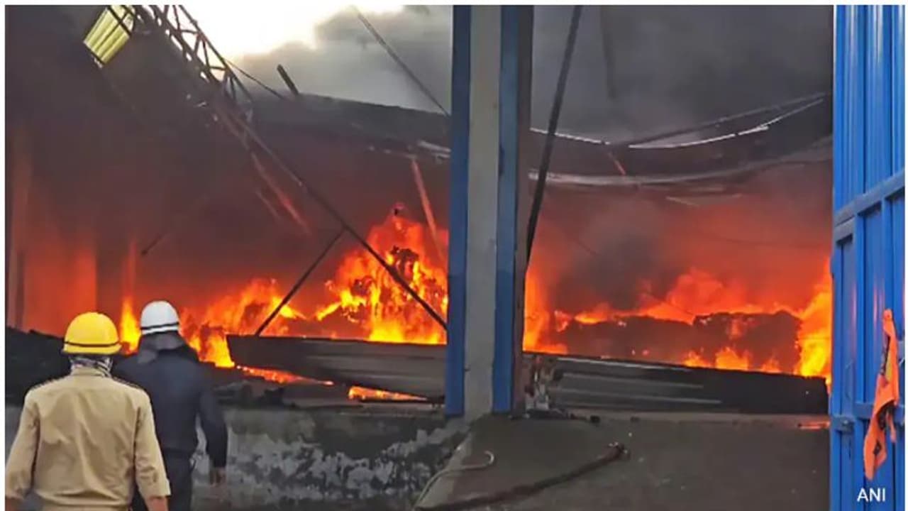 ഒന്നിച്ച് ഉറങ്ങാൻ കിടന്നവർ, വീട് കത്തി, 3 പെൺകുട്ടികൾക്ക് ദാരുണാന്ത്യം; അബ്ദുൾ ലത്തീഫീന്റെ വീട് കണ്ണീർ കടലായി ഒന്നിച്ച് ഉറങ്ങാൻ കിടന്നവർ, വീട് കത്തി, 3 പെൺകുട്ടികൾക്ക് ദാരുണാന്ത്യം; അബ്ദുൾ ലത്തീഫീന്റെ വീട് കണ്ണീർ കടലായി