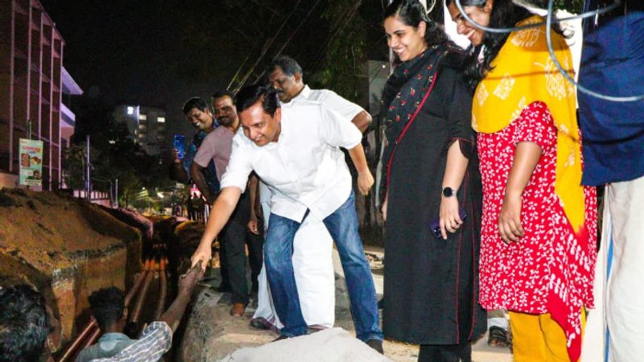 രാത്രിയിലും മന്ത്രി ഇറങ്ങി, എല്ലാ ബുദ്ധിമുട്ടുകളും അറിയുന്നു, ആറേഴ് വര്ഷത്തേക്ക് റോഡ് മോശമാകില്ല: റിയാസ് രാത്രിയിലും മന്ത്രി ഇറങ്ങി, എല്ലാ ബുദ്ധിമുട്ടുകളും അറിയുന്നു, ആറേഴ് വര്ഷത്തേക്ക് റോഡ് മോശമാകില്ല: റിയാസ്