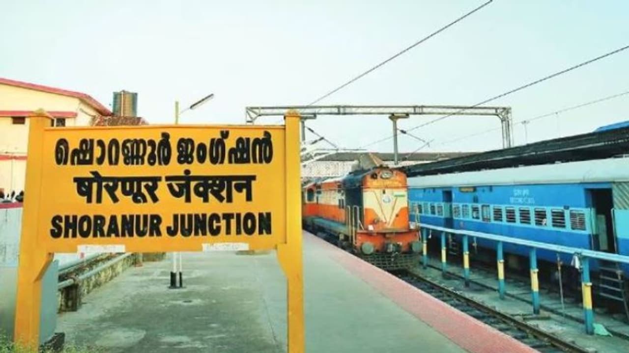 ഷൊർണൂർ റെയിൽവെ സ്റ്റേഷനിൽ മാനസിക വിഭ്രാന്തിയുള്ള യാത്രക്കാരൻ്റെ അക്രമം ഷൊർണൂർ റെയിൽവെ സ്റ്റേഷനിൽ മാനസിക വിഭ്രാന്തിയുള്ള യാത്രക്കാരൻ്റെ അക്രമം