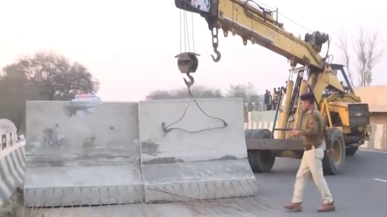 டெல்லி விவசாயிகள் போராட்டம்: முற்றுகையைத் தடுக்க பேரணிக்கு தடை, எல்லையில் பலத்த பாதுகாப்பு டெல்லி விவசாயிகள் போராட்டம்: முற்றுகையைத் தடுக்க பேரணிக்கு தடை, எல்லையில் பலத்த பாதுகாப்பு