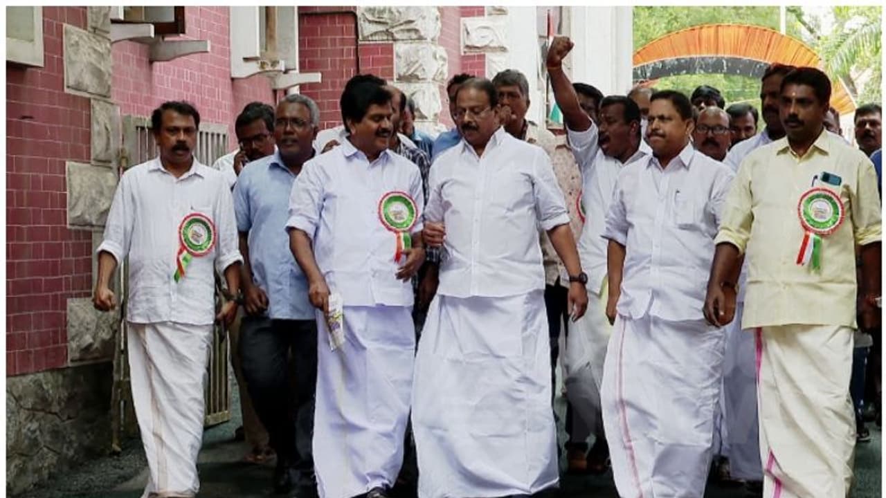 മത്സരമോഹവുമായി അര ഡസൻ നേതാക്കൾ; കണ്ണൂരിലെ സ്ഥാനാർത്ഥിയെ കണ്ടെത്തൽ കോൺഗ്രസിന് കീറാമുട്ടി, സുധാകരൻ മത്സരിക്കുമോ? മത്സരമോഹവുമായി അര ഡസൻ നേതാക്കൾ; കണ്ണൂരിലെ സ്ഥാനാർത്ഥിയെ കണ്ടെത്തൽ കോൺഗ്രസിന് കീറാമുട്ടി, സുധാകരൻ മത്സരിക്കുമോ?