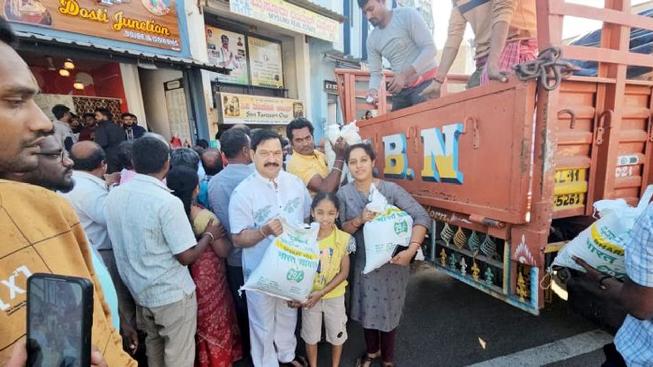 ಮೈಸೂರು : ಭಾರತ್ ಅಕ್ಕಿ ಸಾರ್ವಜನಿಕರಿಗೆ ವಿತರಣೆಗೆ ಚಾಲನೆ ಮೈಸೂರು : ಭಾರತ್ ಅಕ್ಕಿ ಸಾರ್ವಜನಿಕರಿಗೆ ವಿತರಣೆಗೆ ಚಾಲನೆ