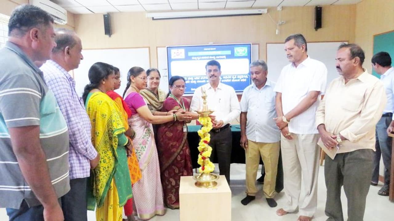 ಮೈಸೂರು : ತೆಂಗು ಮತ್ತು ಅಡಿಕೆ ಬೆಳೆಗಳಲ್ಲಿ ಅಧಿಕ ಲಾಭ ಕುರಿತ ತರಬೇತಿ ಮೈಸೂರು : ತೆಂಗು ಮತ್ತು ಅಡಿಕೆ ಬೆಳೆಗಳಲ್ಲಿ ಅಧಿಕ ಲಾಭ ಕುರಿತ ತರಬೇತಿ