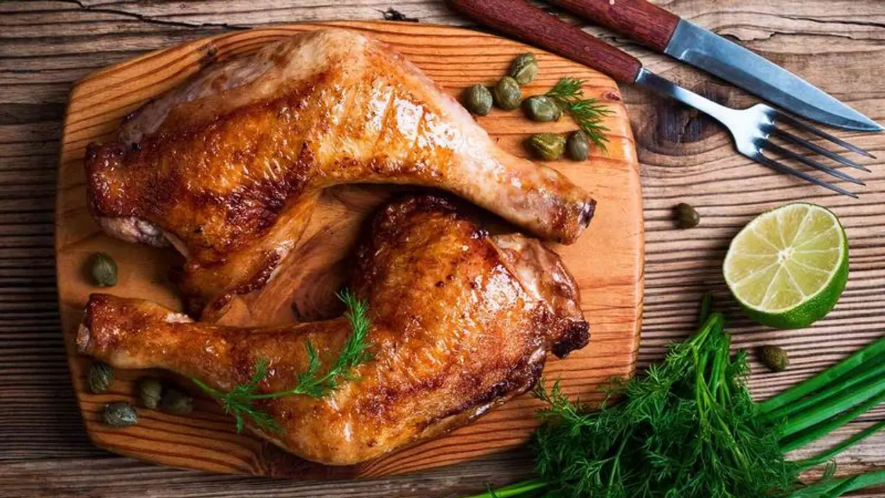 முதல்நாள் சமைத்த கோழிக்கறியை சாப்பிட்ட சிறுமி பலி; ஒரே குடும்பத்தை சேர்ந்த 3 பேர் மருத்துவமனையில் அனுமதி