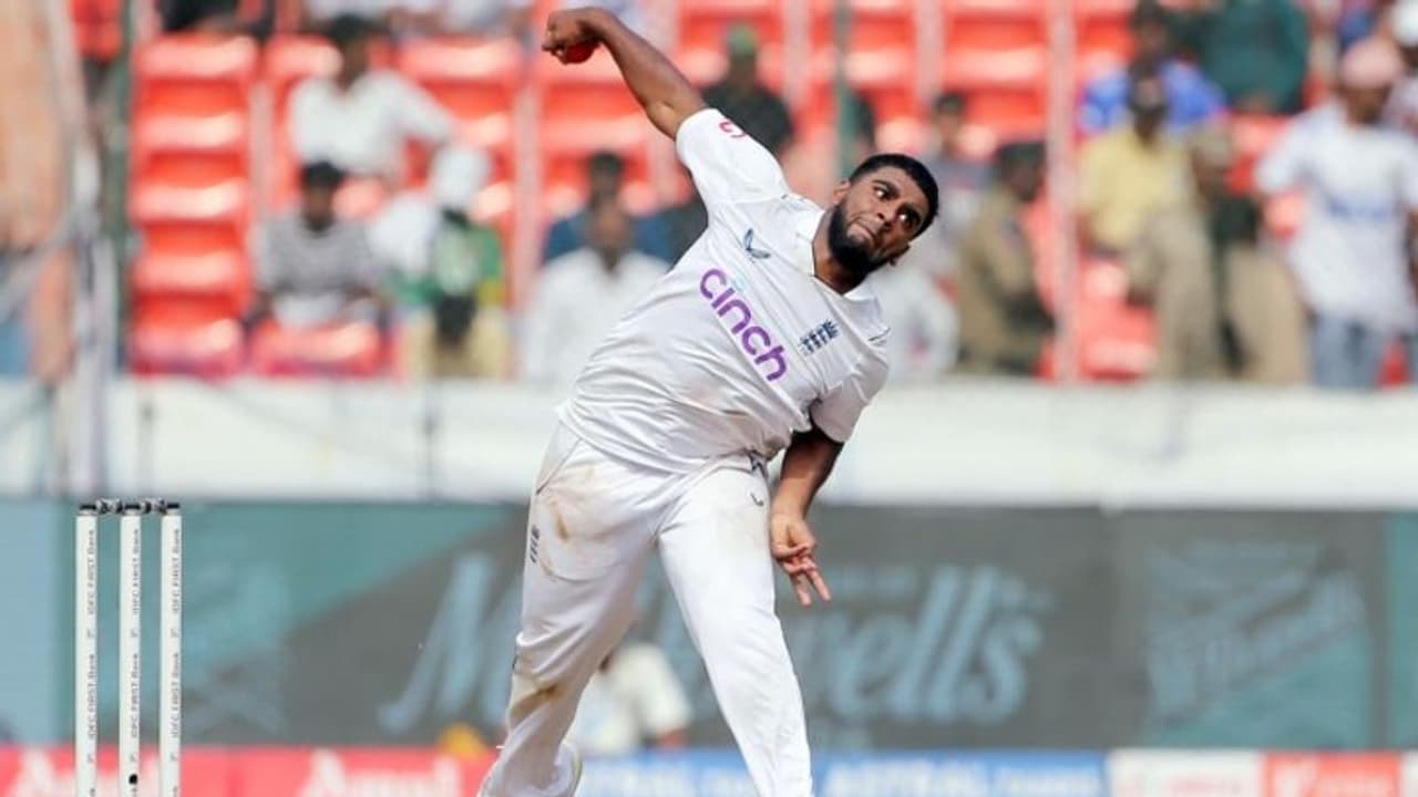 விமான நிலையத்தில் தடுத்து நிறுத்தப்பட்ட இங்கிலாந்து வீரர் – 2 மணி நேரத்திற்கும் மேலாக காத்திருந்த நிலை! விமான நிலையத்தில் தடுத்து நிறுத்தப்பட்ட இங்கிலாந்து வீரர் – 2 மணி நேரத்திற்கும் மேலாக காத்திருந்த நிலை!