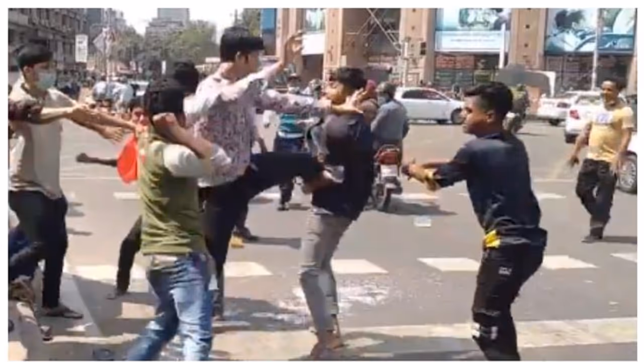 പെണ്കുട്ടിക്ക് മെസേജ് അയച്ചു; നടു റോഡിലുള്ള യുവാക്കളുടെ കൂട്ടത്തല്ല് ആഘോഷിച്ച് സോഷ്യല് മീഡിയ ! പെണ്കുട്ടിക്ക് മെസേജ് അയച്ചു; നടു റോഡിലുള്ള യുവാക്കളുടെ കൂട്ടത്തല്ല് ആഘോഷിച്ച് സോഷ്യല് മീഡിയ !