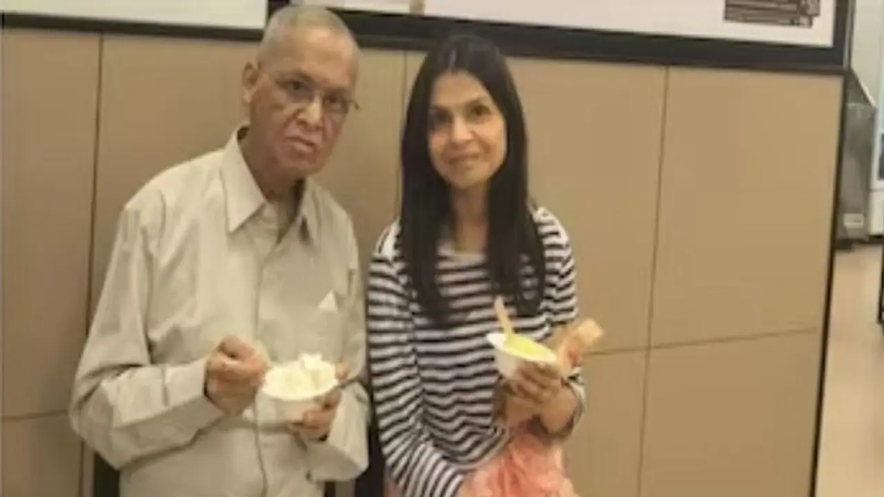 ఐస్ క్రీం షాపులో కూతురితో ఇన్ఫోసిస్ ఫౌండర్.. సాధారణ దుస్తుల్లో కెమెరాకి ఫోజులు.. ఐస్ క్రీం షాపులో కూతురితో ఇన్ఫోసిస్ ఫౌండర్.. సాధారణ దుస్తుల్లో కెమెరాకి ఫోజులు..