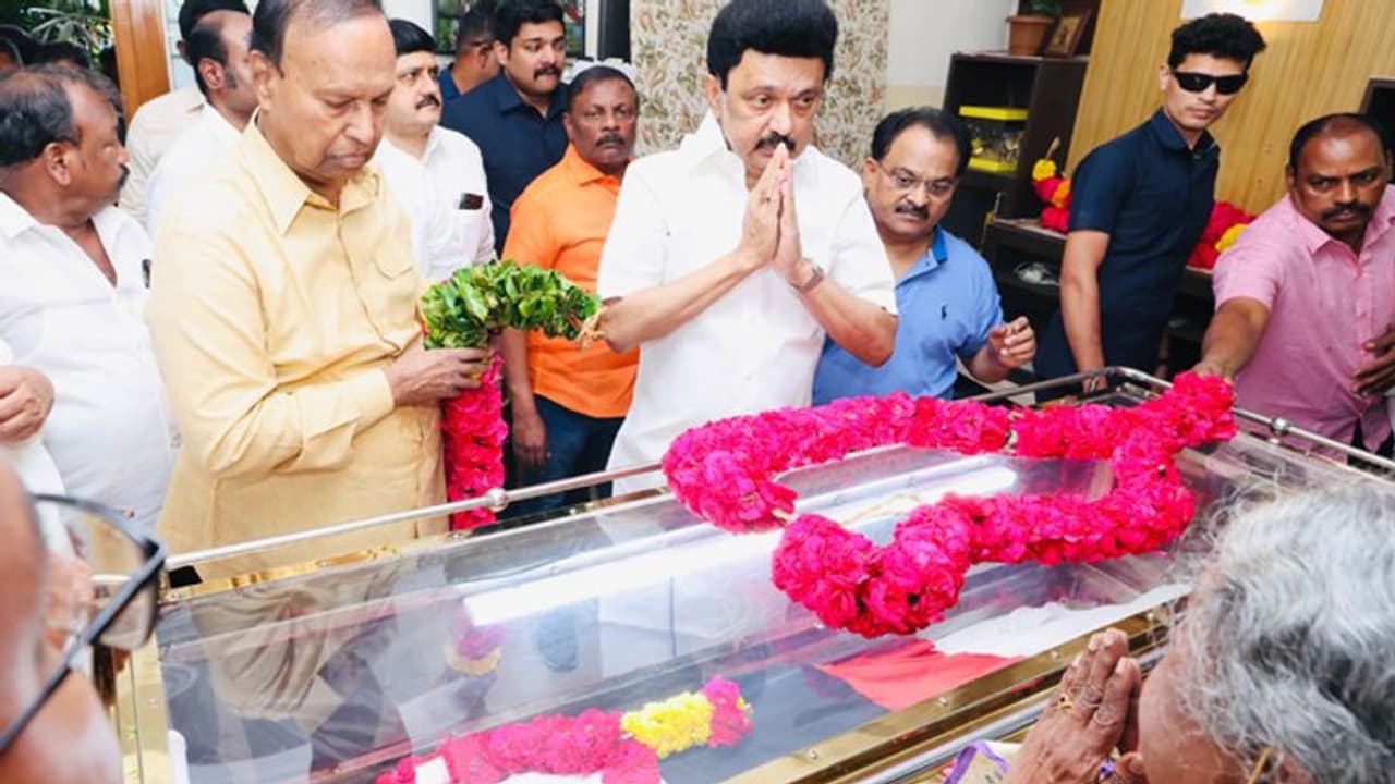 தலைமைக் கழகத்தின் ஒரு தூண் சரிந்துவிட்டது.. இது ஈடுசெய்ய முடியாத பேரிழப்பு.. கலங்கிய மு.க.ஸ்டாலின்!