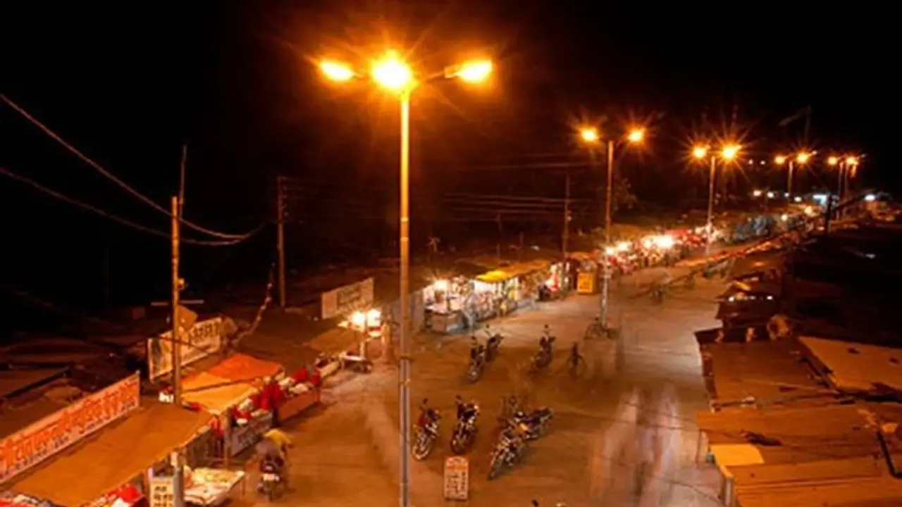 Chikkamagaluru plunges into darkness: PUC, SSLC students struggle to study under streetlights amid power cuts