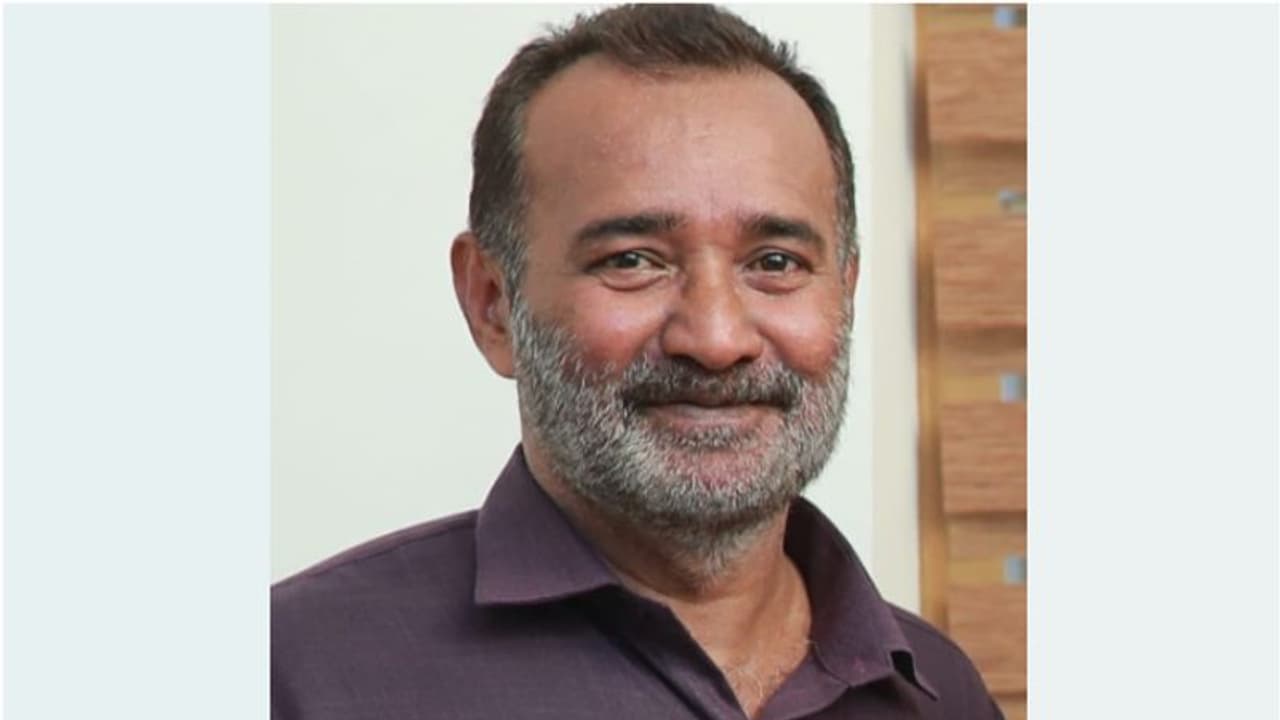 സ്ഥലത്ത് എത്തിയിട്ടും ബസിൽ നിന്നിറങ്ങിയില്ല, കൂടെയുള്ളവര്‍ തിരഞ്ഞു; സീറ്റില്‍ മരിച്ച നിലയില്‍ മലയാളി