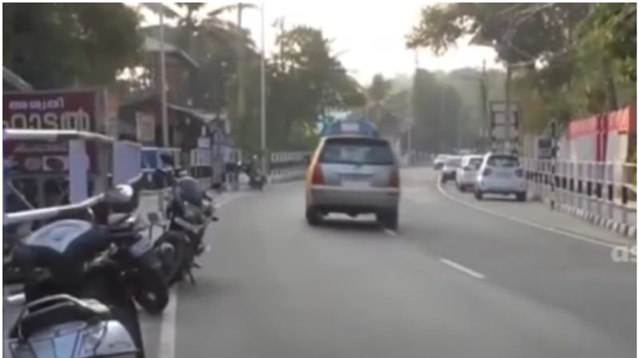 റോഡ് നവീകരിച്ചതോടെ ചീറിപ്പാഞ്ഞ് വാഹനങ്ങൾ, അപകടങ്ങൾ പതിവ്, നിർമാണം അശാസ്ത്രീയമെന്ന് നാട്ടുകാർ റോഡ് നവീകരിച്ചതോടെ ചീറിപ്പാഞ്ഞ് വാഹനങ്ങൾ, അപകടങ്ങൾ പതിവ്, നിർമാണം അശാസ്ത്രീയമെന്ന് നാട്ടുകാർ