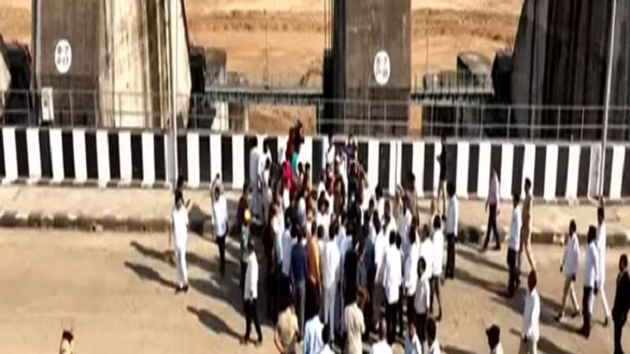  మేడిగడ్డ బ్యారేజీ: కుంగిన పిల్లర్లను పరిశీలించిన సీఎం రేవంత్ సహా ఎమ్మెల్యేల బృందం