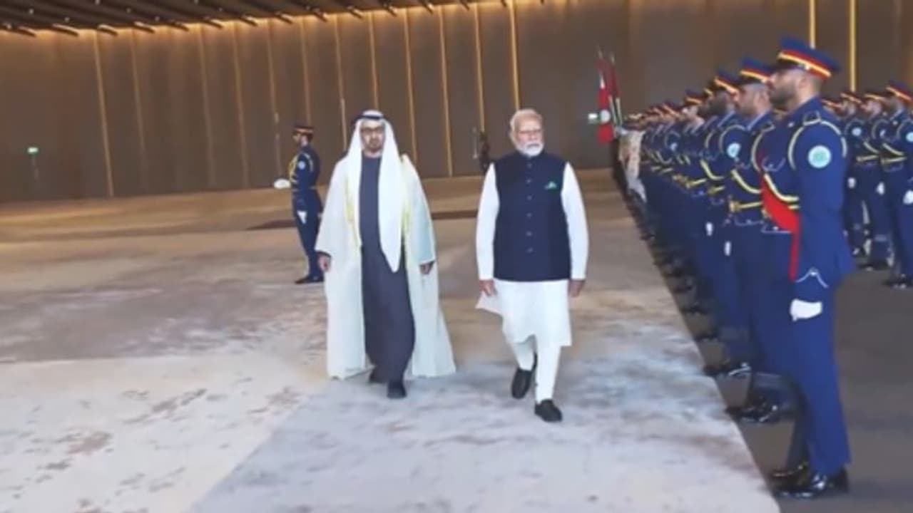 அமீரகத்தில் பிரதமர் மோடி.. வரலாறு காணாத வரவேற்பு "அஹ்லான் மோடி" நிகழ்விற்கு 65,000க்கும் மேற்பட்டோர் பதிவு! அமீரகத்தில் பிரதமர் மோடி.. வரலாறு காணாத வரவேற்பு "அஹ்லான் மோடி" நிகழ்விற்கு 65,000க்கும் மேற்பட்டோர் பதிவு!