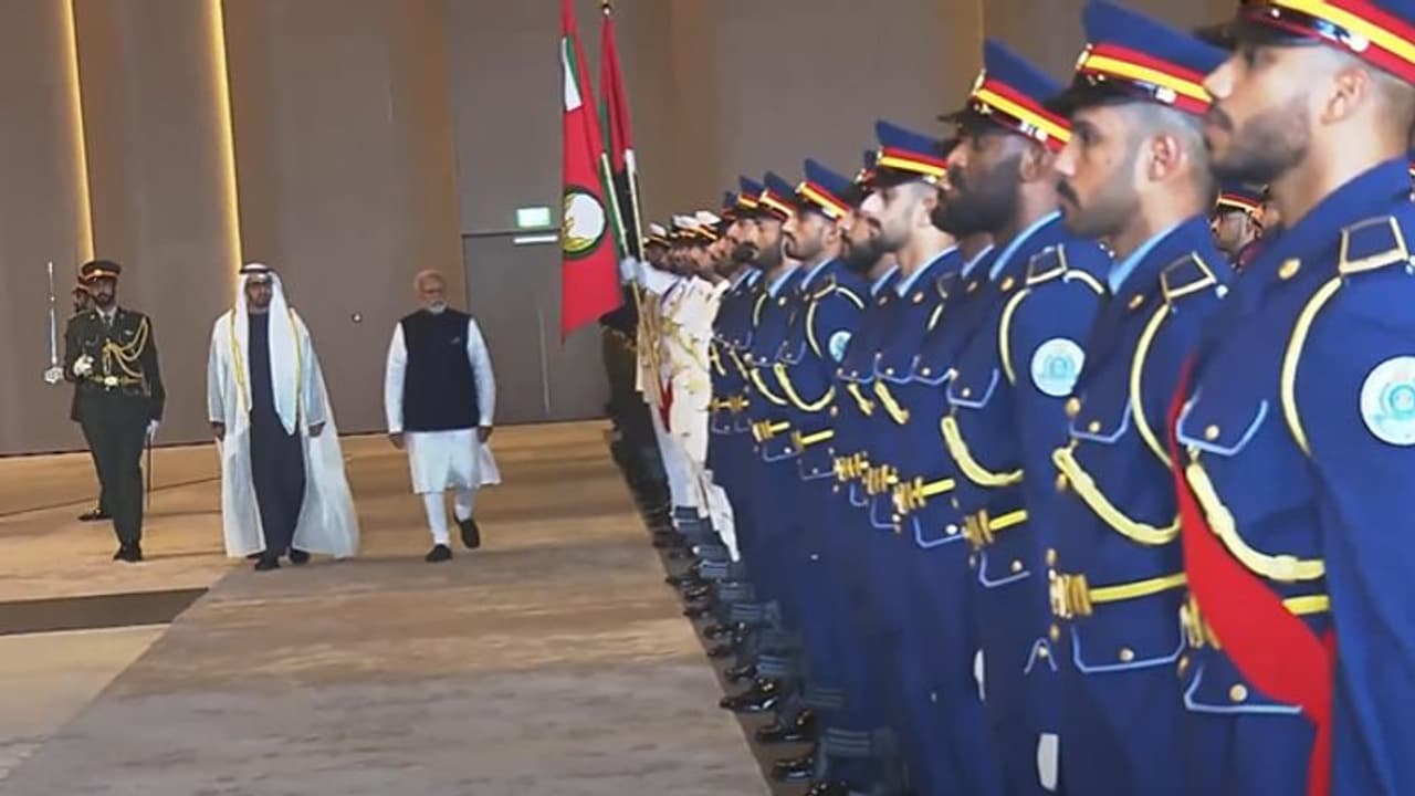 அபுதாபியில் பிரதமர் மோடிக்கு ராணுவ மரியாதையுடன் வரவேற்பு.. அவர் பயணத்தின் நோக்கம் என்ன? முழு விவரம்! அபுதாபியில் பிரதமர் மோடிக்கு ராணுவ மரியாதையுடன் வரவேற்பு.. அவர் பயணத்தின் நோக்கம் என்ன? முழு விவரம்!