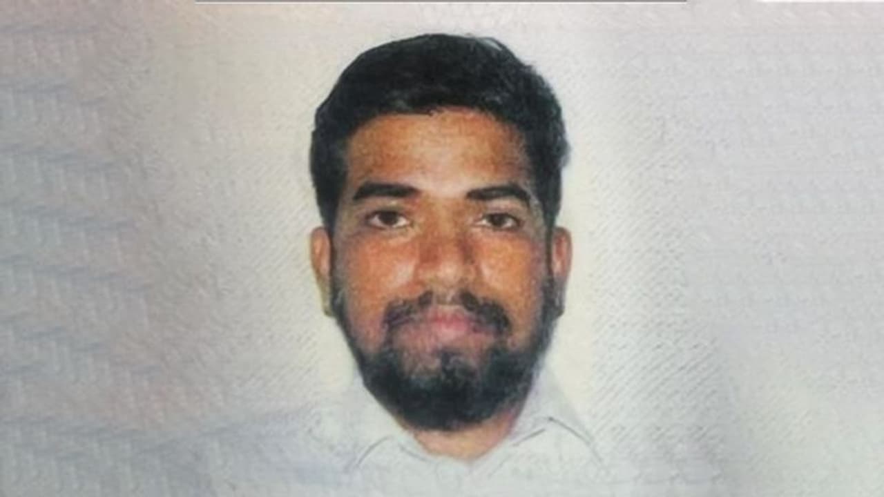 ഒമാനിൽ ഒഴുക്കിൽ പെട്ടു മരിച്ച അബ്ദുൽ വാഹിദിന്റെ മൃതദേഹം നാട്ടിലെത്തിച്ചു; ഖബറടക്കം ഉച്ചയ്ക്ക് ഒമാനിൽ ഒഴുക്കിൽ പെട്ടു മരിച്ച അബ്ദുൽ വാഹിദിന്റെ മൃതദേഹം നാട്ടിലെത്തിച്ചു; ഖബറടക്കം ഉച്ചയ്ക്ക്