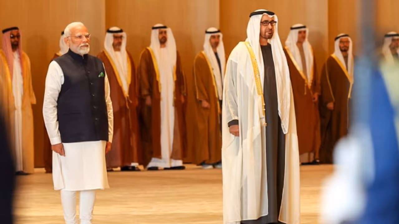 "என் சக்கர நாற்காலியிலேயே நடனமாடுவேன்".. அபுதாபியில் "அஹ்லன் மோடி" நிகழ்ச்சி உற்சாகத்துடன் பங்கேற்கும் பெண்! "என் சக்கர நாற்காலியிலேயே நடனமாடுவேன்".. அபுதாபியில் "அஹ்லன் மோடி" நிகழ்ச்சி உற்சாகத்துடன் பங்கேற்கும் பெண்!