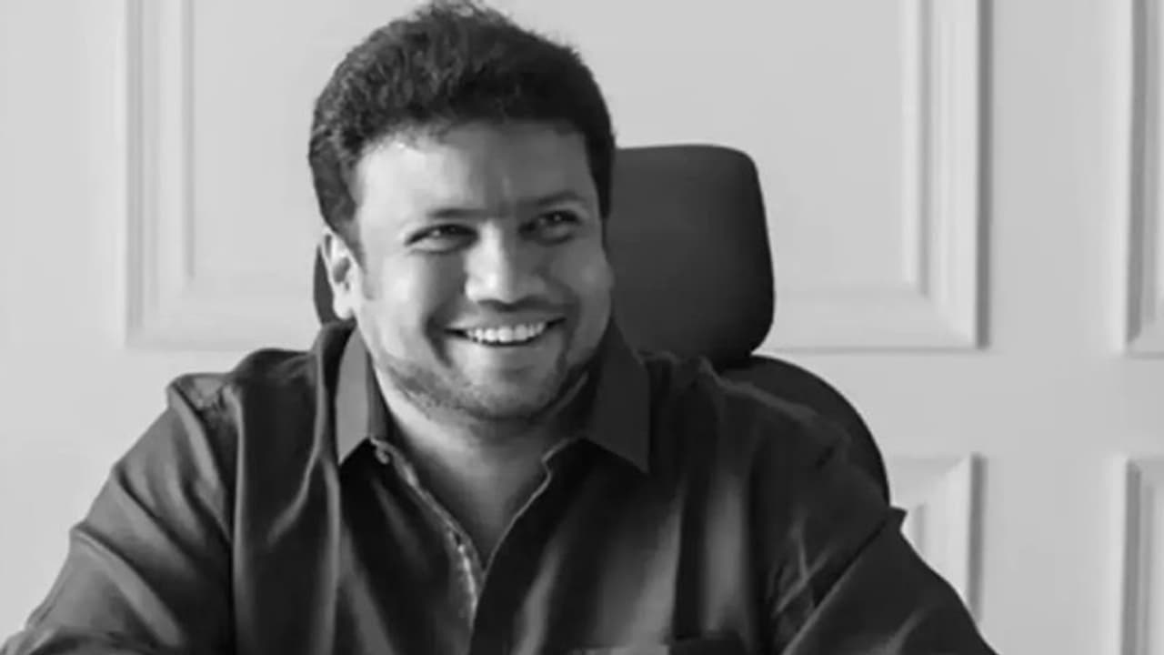 ஹிமாச்சலில் இறந்த வெற்றி துரைசாமி.. இன்று சென்னை கொண்டுவரப்பட்ட அவர் உடல் துவங்கிய இறுதி அஞ்சலி நிகழ்வு! ஹிமாச்சலில் இறந்த வெற்றி துரைசாமி.. இன்று சென்னை கொண்டுவரப்பட்ட அவர் உடல் துவங்கிய இறுதி அஞ்சலி நிகழ்வு!