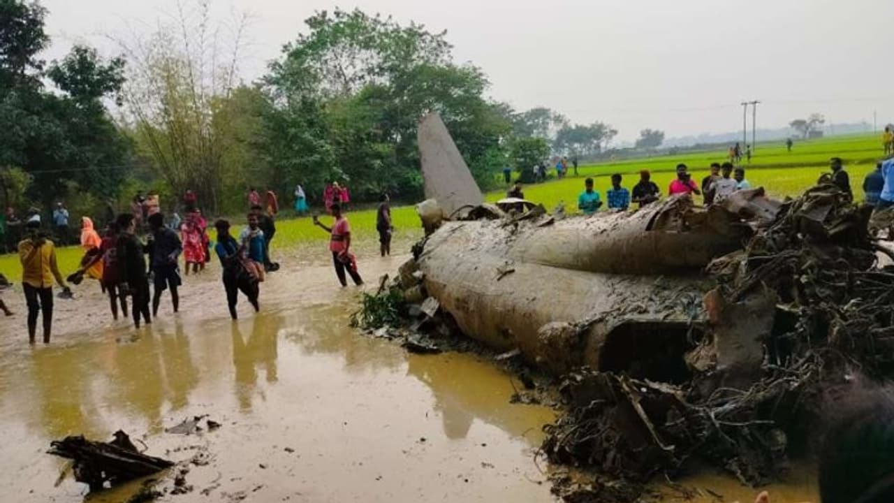 വ്യോമസേനയുടെ പരിശീലന വിമാനം തകര്‍ന്നു വീണു