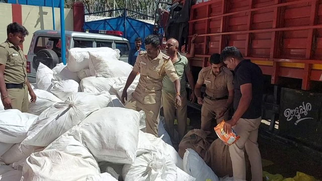 കേരള രജിസ്ട്രേഷൻ ലോറി സംശയം തോന്നി തടഞ്ഞത് തമിഴ്നാട് പൊലീസ്; 240 ചാക്കുകളും തുറന്നുനോക്കി, ഡ്രൈവർ അറസ്റ്റിൽ കേരള രജിസ്ട്രേഷൻ ലോറി സംശയം തോന്നി തടഞ്ഞത് തമിഴ്നാട് പൊലീസ്; 240 ചാക്കുകളും തുറന്നുനോക്കി, ഡ്രൈവർ അറസ്റ്റിൽ