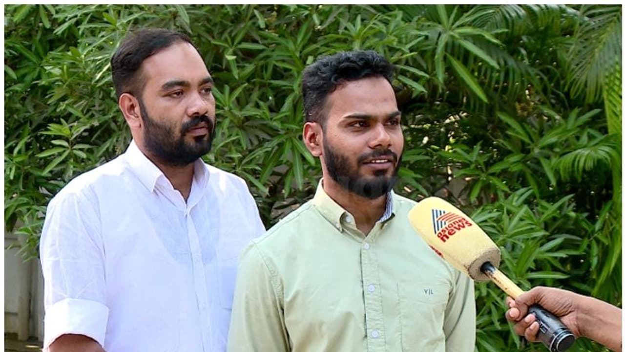 ആശയക്കുഴപ്പം മാറി, ജയിച്ചെങ്കിലും അജ്ഞാതനായി തുടർന്ന യൂത്ത് കോൺ. പ്രസിഡന്റിനെ 'കണ്ടെത്തി', ഒടുവിൽ ചുമതലയേറ്റു ആശയക്കുഴപ്പം മാറി, ജയിച്ചെങ്കിലും അജ്ഞാതനായി തുടർന്ന യൂത്ത് കോൺ. പ്രസിഡന്റിനെ 'കണ്ടെത്തി', ഒടുവിൽ ചുമതലയേറ്റു