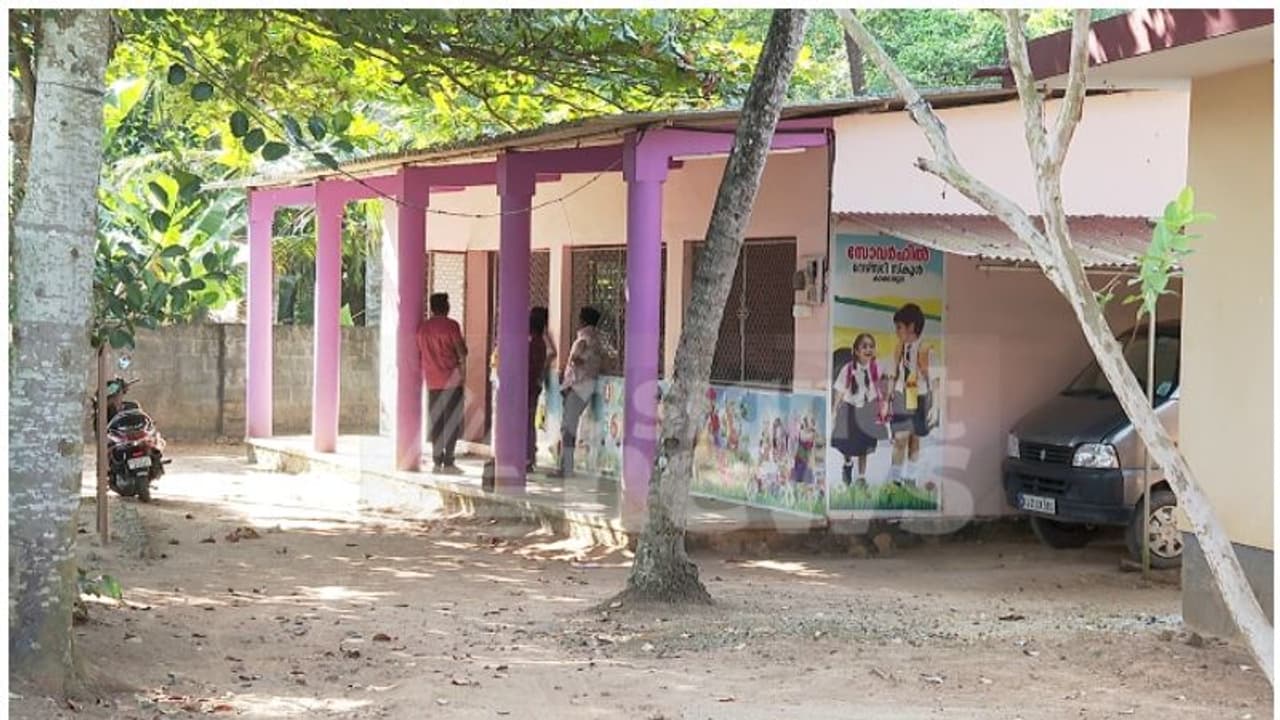 നഴ്സറിയില് നിന്ന് രണ്ടര വയസുകാരന് തനിച്ച് വീട്ടിലെത്തി; സ്കൂള് അധികൃതര്ക്കെതിരെ പരാതിയുമായി രക്ഷിതാക്കള് നഴ്സറിയില് നിന്ന് രണ്ടര വയസുകാരന് തനിച്ച് വീട്ടിലെത്തി; സ്കൂള് അധികൃതര്ക്കെതിരെ പരാതിയുമായി രക്ഷിതാക്കള്