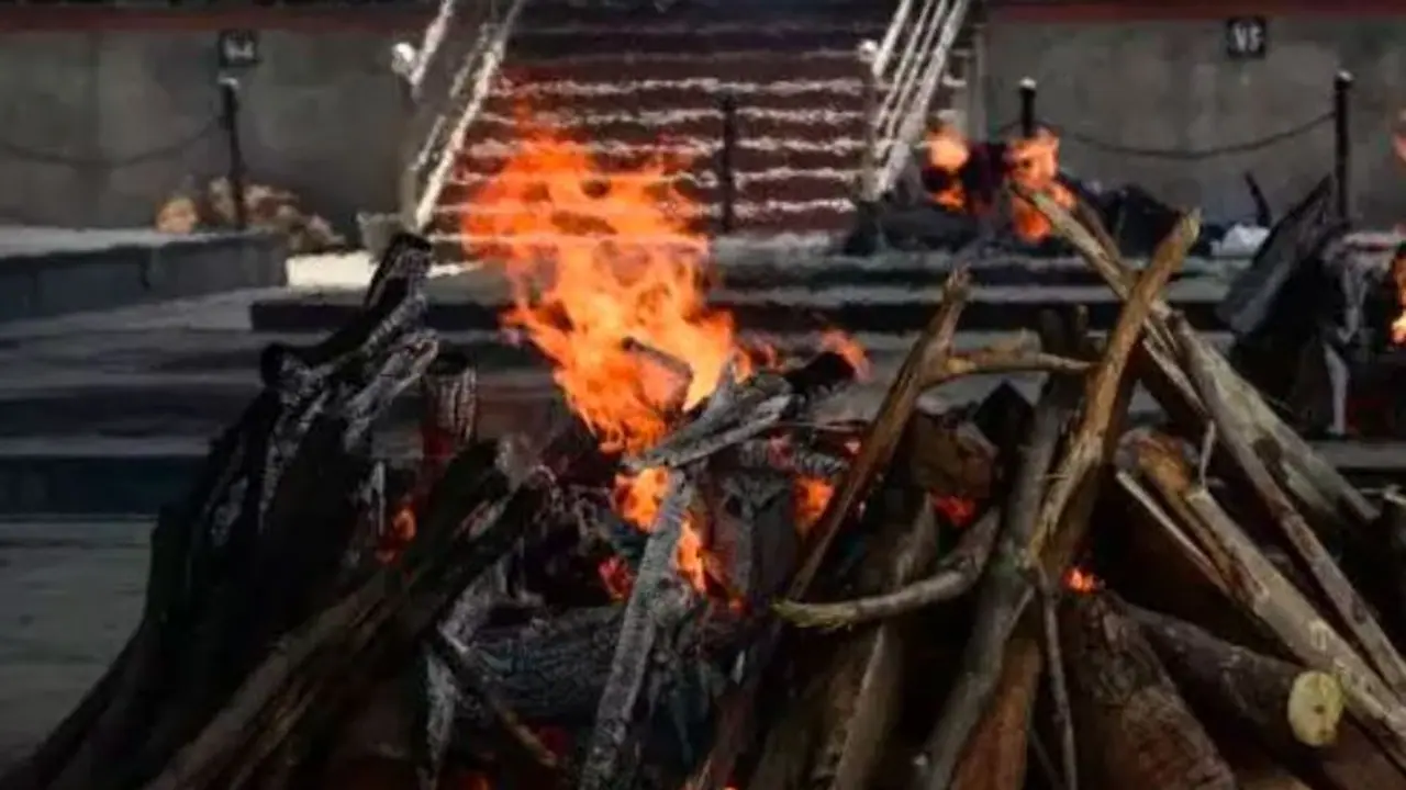 ಚಿತೆಗಿಟ್ಟು ಬೆಂಕಿ ಇಡಬೇಕೆನ್ನುವಷ್ಟರಲ್ಲಿ ಎದ್ದು ಕುಳಿತ ಮಹಿಳೆ ಚಿತೆಗಿಟ್ಟು ಬೆಂಕಿ ಇಡಬೇಕೆನ್ನುವಷ್ಟರಲ್ಲಿ ಎದ್ದು ಕುಳಿತ ಮಹಿಳೆ