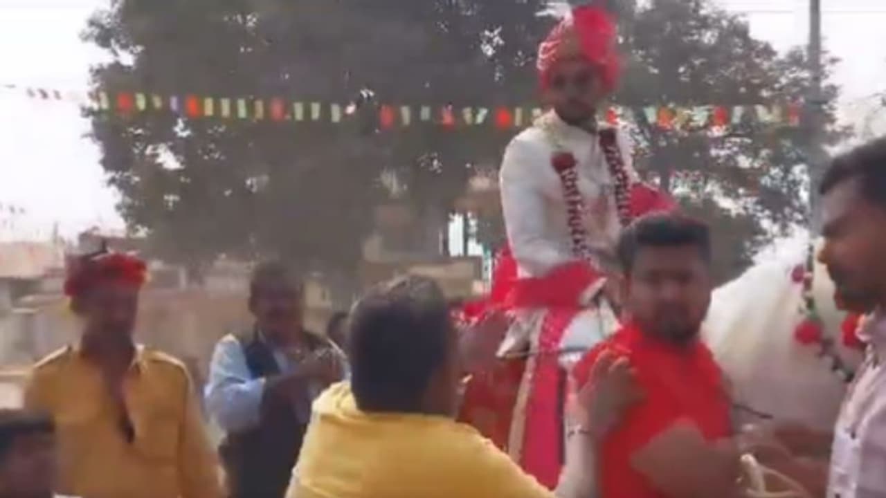 കല്യാണ ദിവസം കുതിരപ്പുറത്തു കയറി, ദളിത് യുവാവിന് മർദനം; കേസ്, പ്രതികളെ സംരക്ഷിച്ച് പൊലീസ് കല്യാണ ദിവസം കുതിരപ്പുറത്തു കയറി, ദളിത് യുവാവിന് മർദനം; കേസ്, പ്രതികളെ സംരക്ഷിച്ച് പൊലീസ്