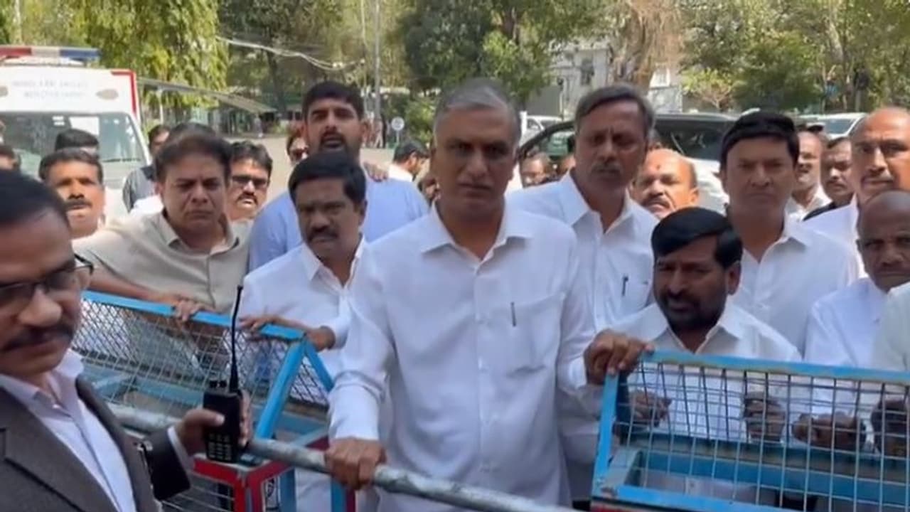 అయ్యో.. మాజీ మంత్రులకు చేదు అనుభవం.. మీడియా పాయింట్ కు రానివ్వని పోలీసులు, మార్షల్స్ (వీడియోలు) అయ్యో.. మాజీ మంత్రులకు చేదు అనుభవం.. మీడియా పాయింట్ కు రానివ్వని పోలీసులు, మార్షల్స్ (వీడియోలు)