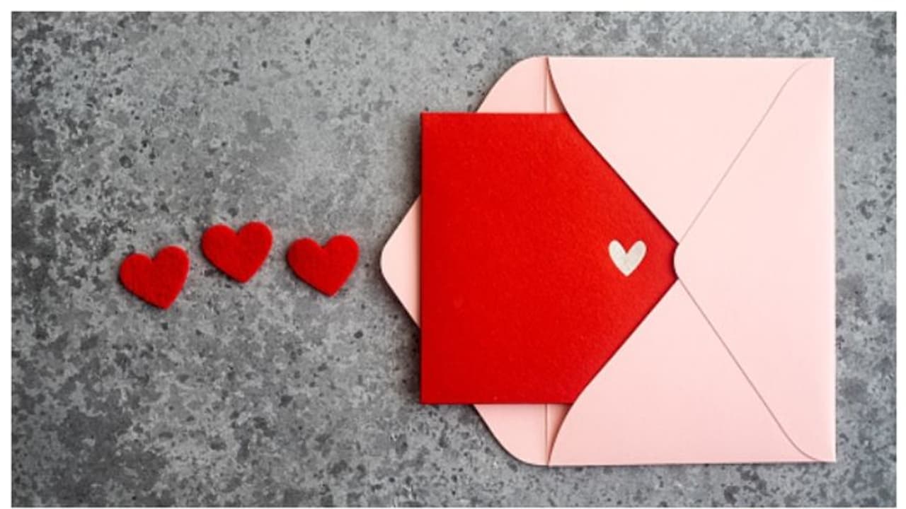 70 വർഷം പഴക്കമുള്ള പ്രണയലേഖനം; എഴുതിയ ആളെ അന്വേഷിച്ച് 'പുതിയ ഉടമ' ! 70 വർഷം പഴക്കമുള്ള പ്രണയലേഖനം; എഴുതിയ ആളെ അന്വേഷിച്ച് 'പുതിയ ഉടമ' !