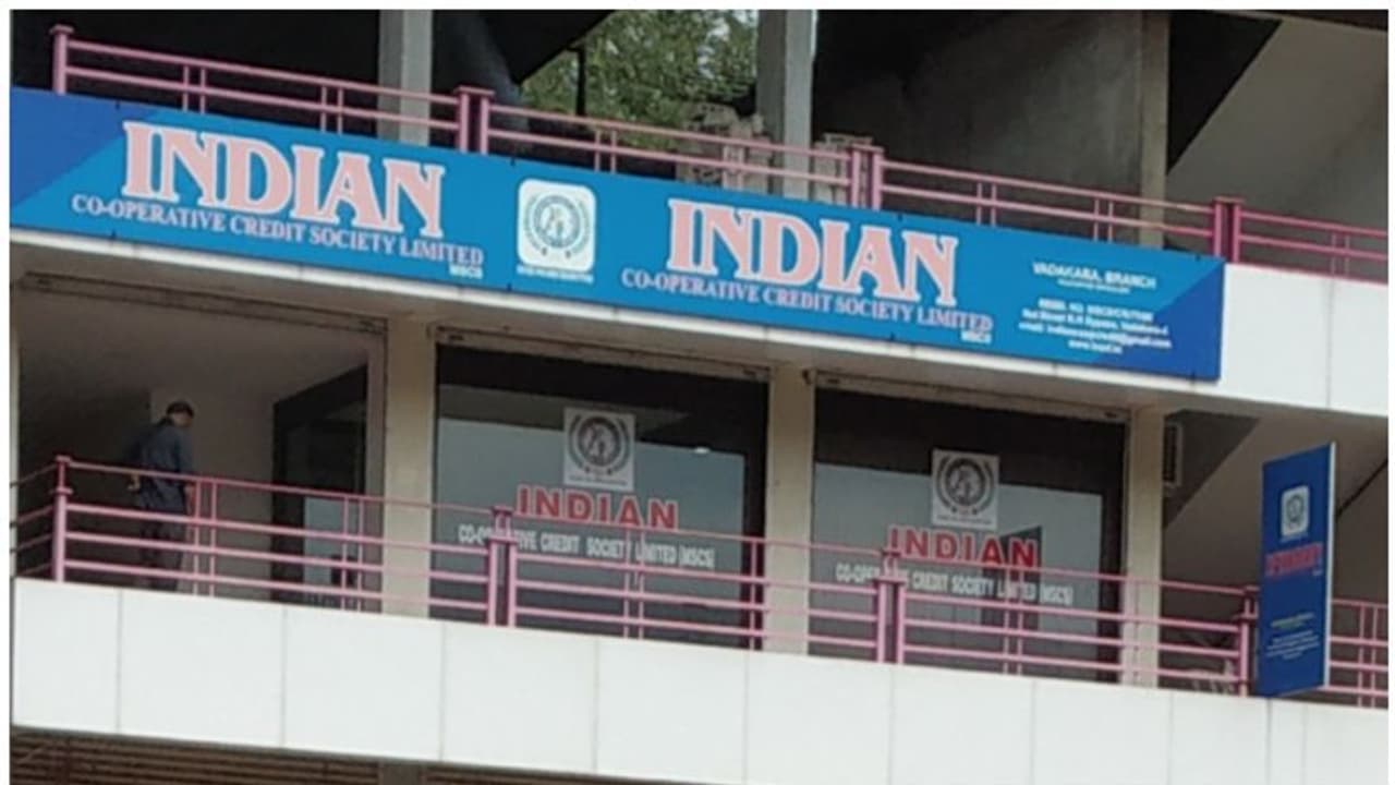 ഇൻകംടാക്സ് റെയ്ഡ്, പിന്നാലെ പൈസ ഇട്ടവരെല്ലാം ഭയപ്പെട്ട് കൂട്ടമായെത്തി; ആകെ ബഹളം, കുഴങ്ങി ജീവനക്കാർ 